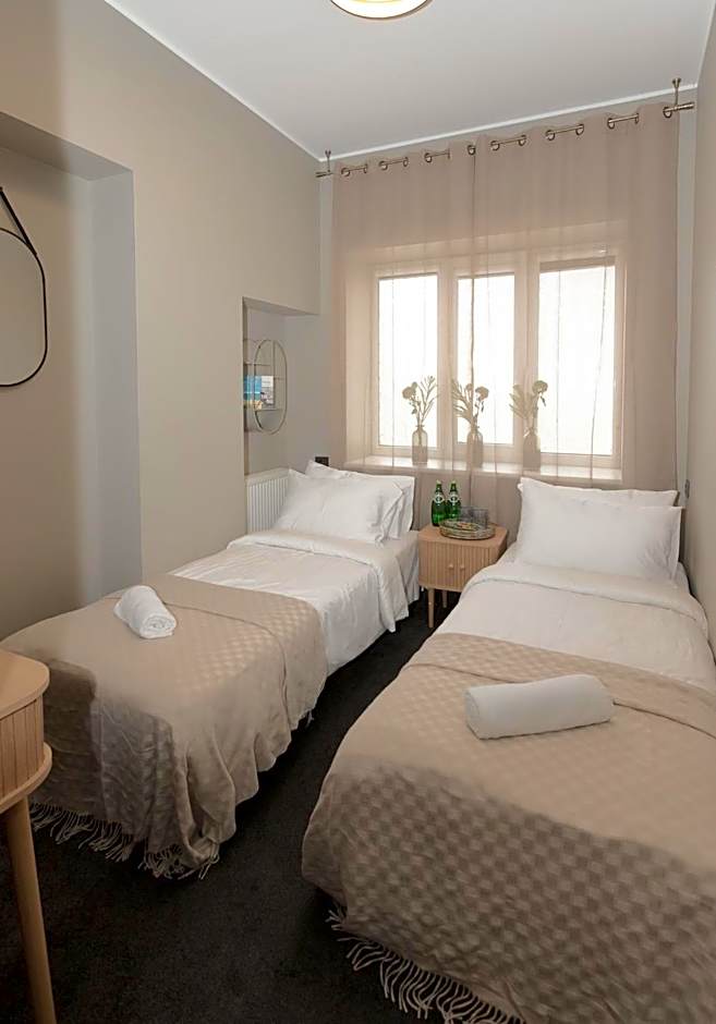 Happy Inn Rooms & Suites