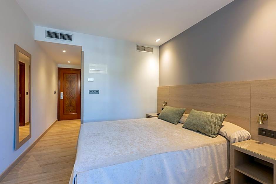 Photo 1 of 6 of Standard Queen Room