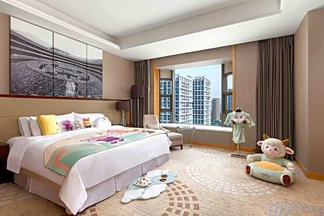 Family room, 1 King, City view