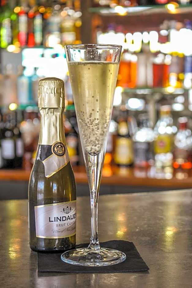 Beachcomber Lodge & Backpacker