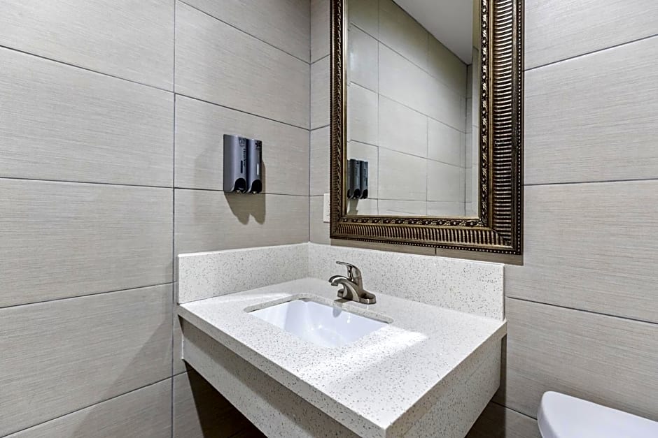 Le Blanc Inn & Suites
