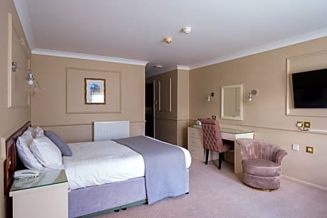 Superior Double Bed with Garden View - Non-Smoking