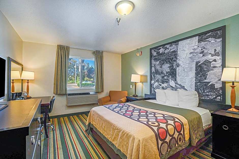 Super 8 by Wyndham Mt. Pleasant
