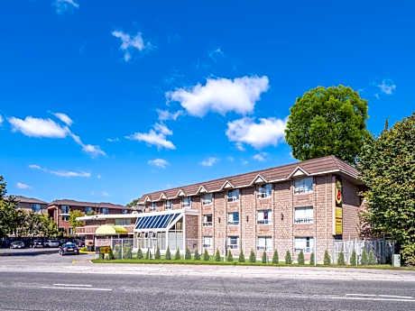 Super 8 by Wyndham Toronto East ON