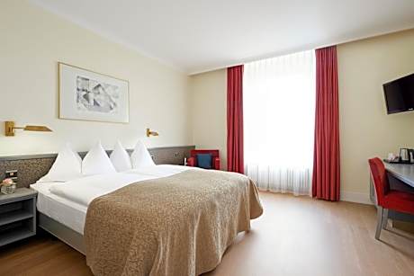 Superior Double Room with Queen-Size Bed and Mountain View, without Balcony