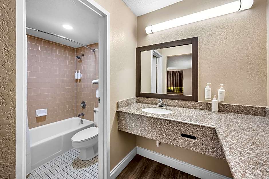 Super 8 by Wyndham Metairie