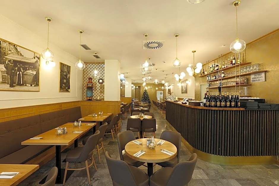 U Stare Pani - At the Old Lady Hotel