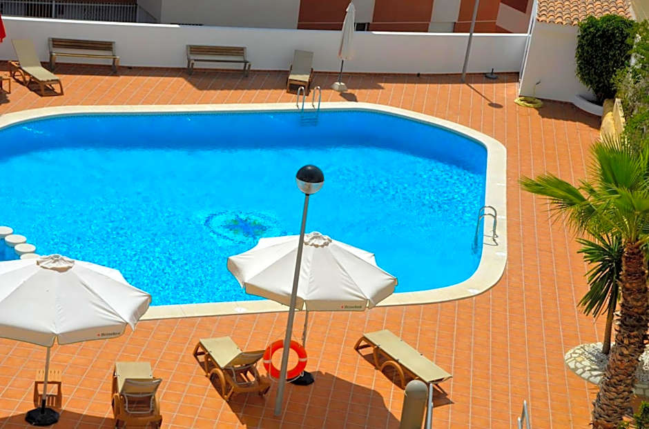 La Familia Gallo Rojo