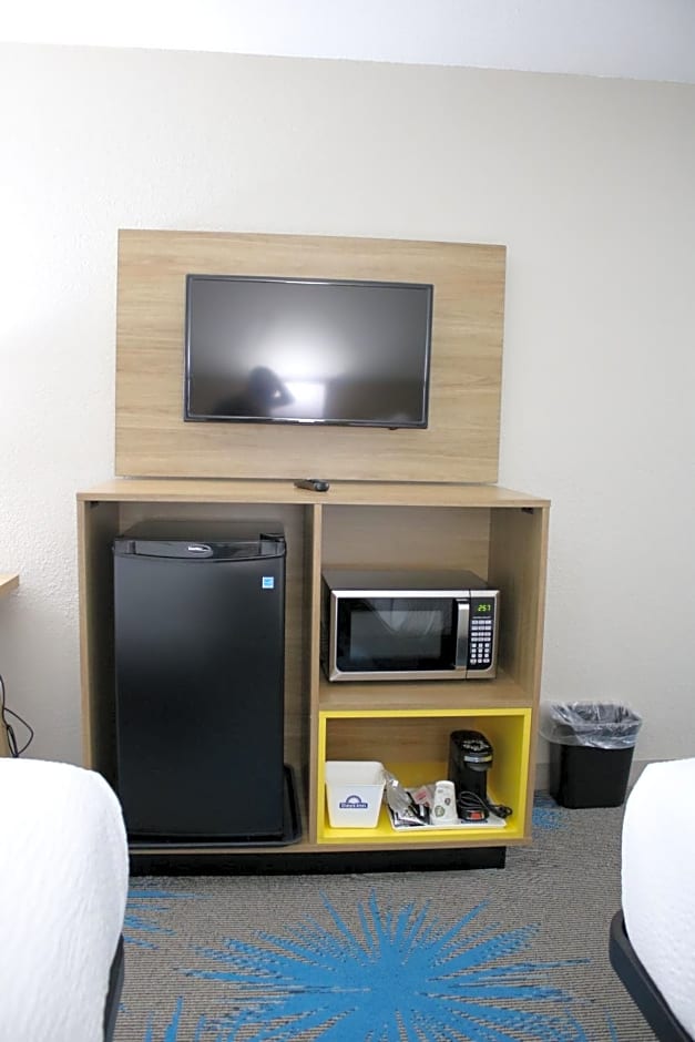 Days Inn by Wyndham Waco University Area