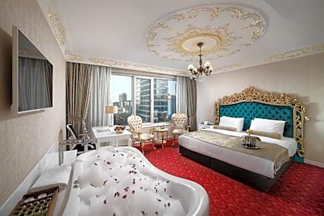 Queen Suite with Spa Bath