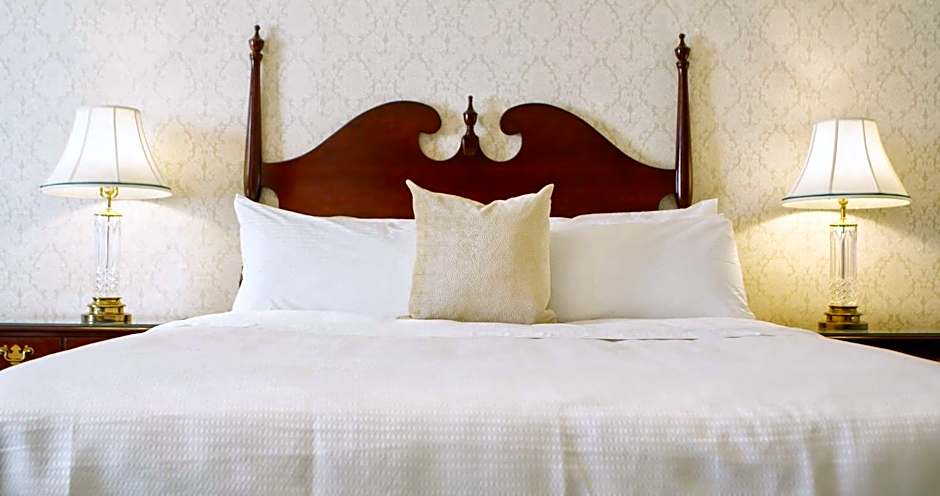 Photo 1 of 4 of Executive 1 King Bed, Accessible