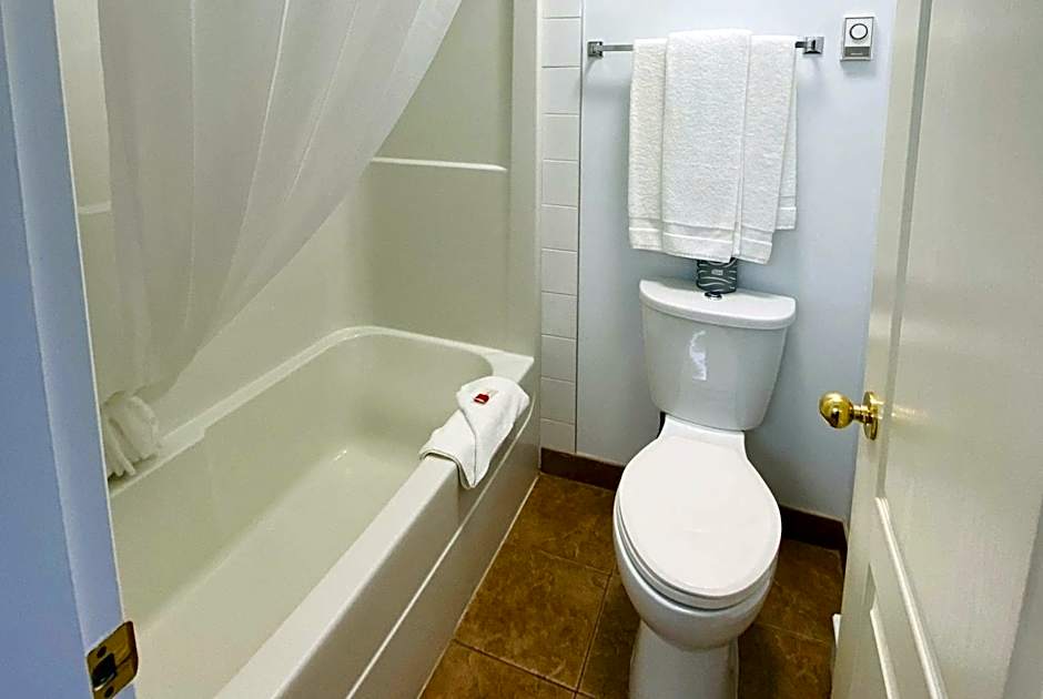 Super 8 by Wyndham 100 Mile House