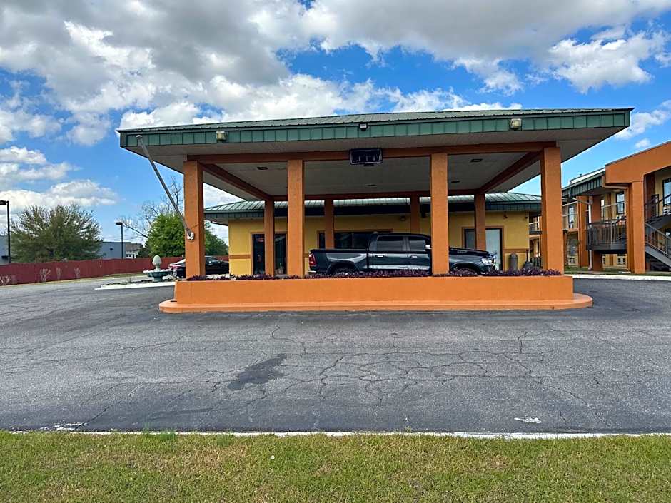 Camilla Inn & Suites