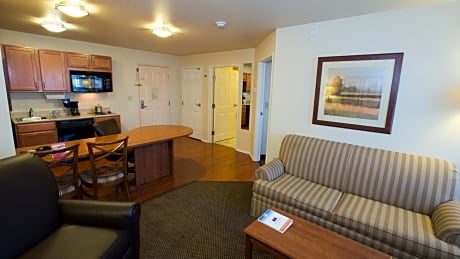 One-Bedroom King Suite with Kitchen