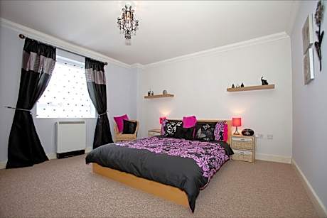 Riverbank View Three Bedroom Apartment with Free Parking