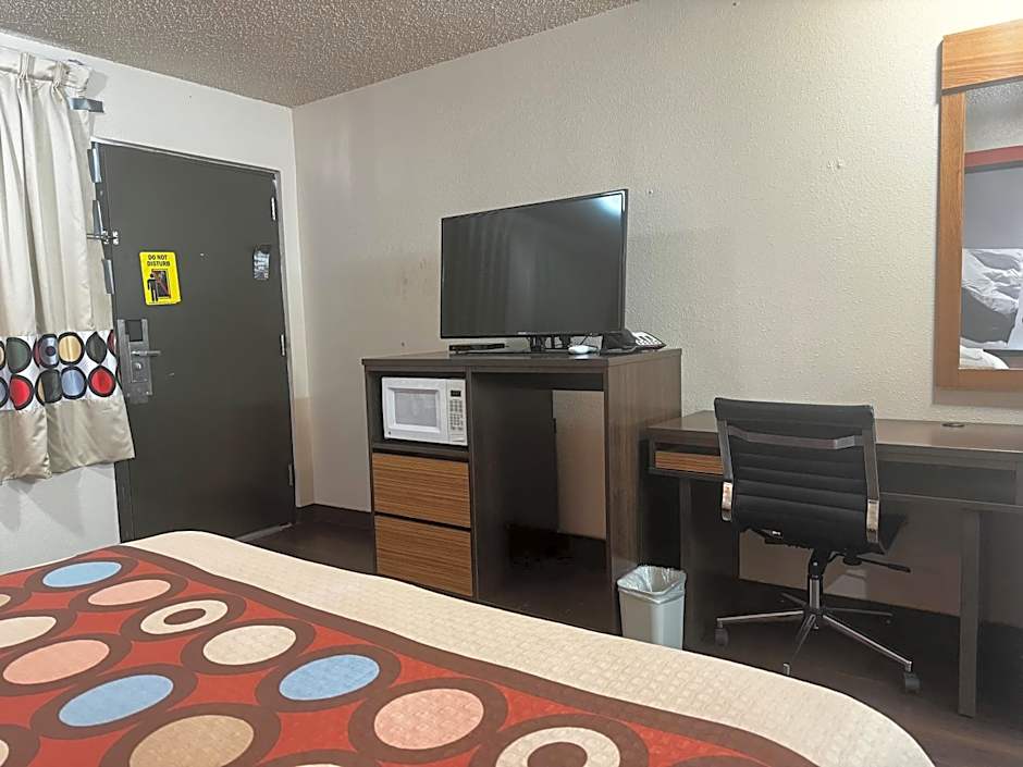 Super 8 by Wyndham Giddings