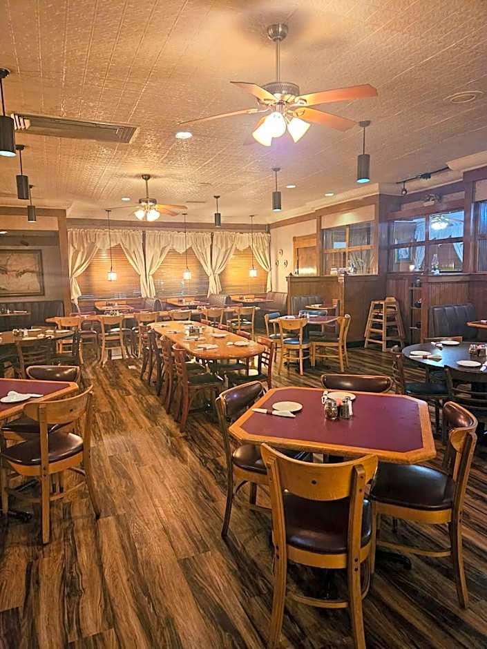 Days Inn & Suites by Wyndham Marshall