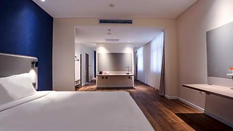 1 Bedroom Suite Atrium View