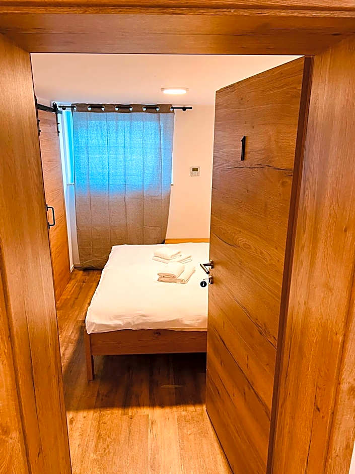 PJ Hotel Cerklje - 5min to Airport - Free Parking