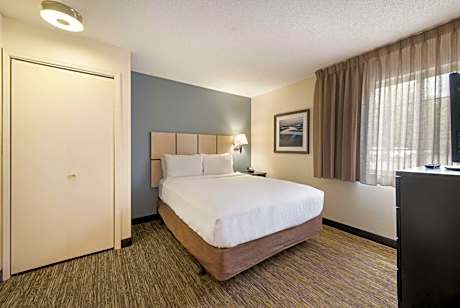 One-Bedroom Queen Suite with Bathtub - Mobility Accessible