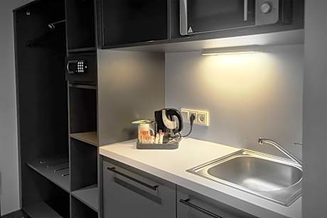 1 Queen Premium with Kitchenette