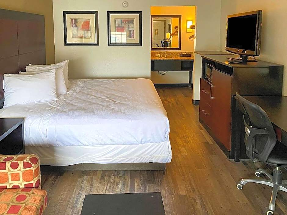 Clarion Pointe Independence - Kansas City