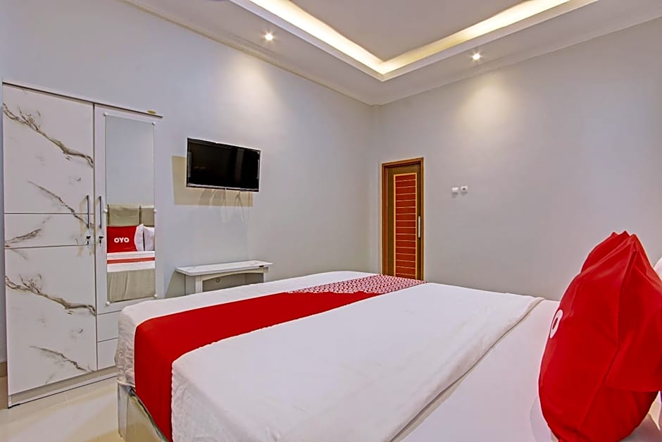 OYO 92879 Imperial Inn