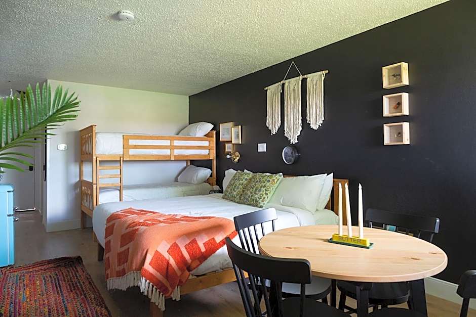 Hotel McCoy - Art, Libations, Pool Society