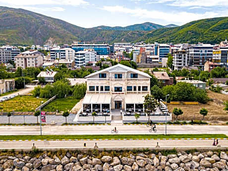 Beyaz Köşk Hotel & Cafe