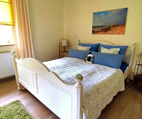 Ferienwohnung-Familie-Eigenes Badezimmer-Gartenblick-Alle Mann An Bord