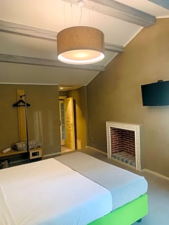 Superior Double or Twin Room with Extra beds - Street Side