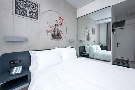 Standard Room 1 Queen Bed