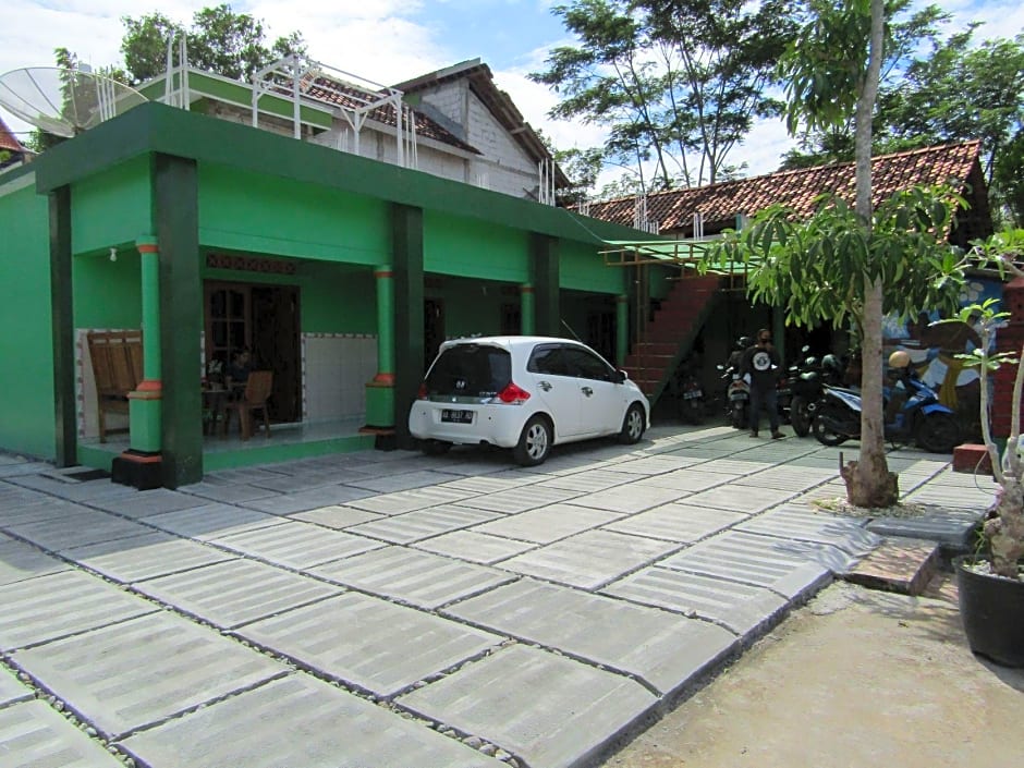 Losmen Kinasih Puncak & Gazebo Pandang