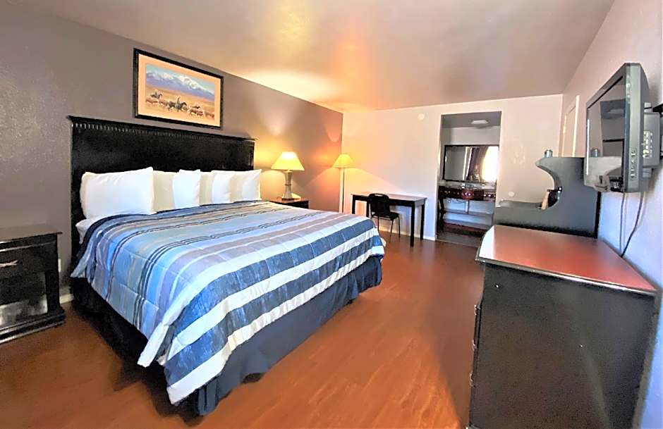 R Nite Star Inn and Suites -Home of the Cowboys & Rangers