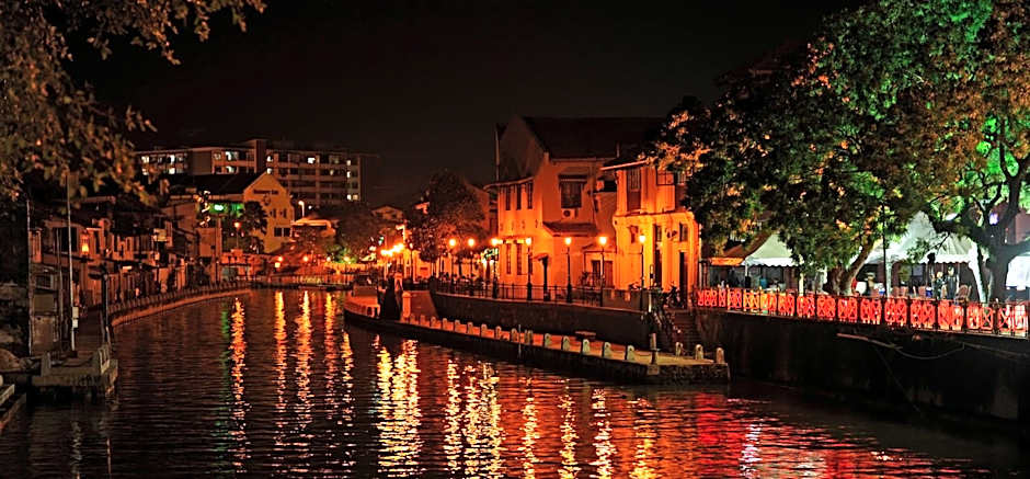 Cozy Riverside Hotel