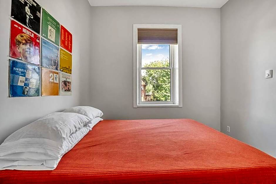 Chic Mid-Century Flat Downtown