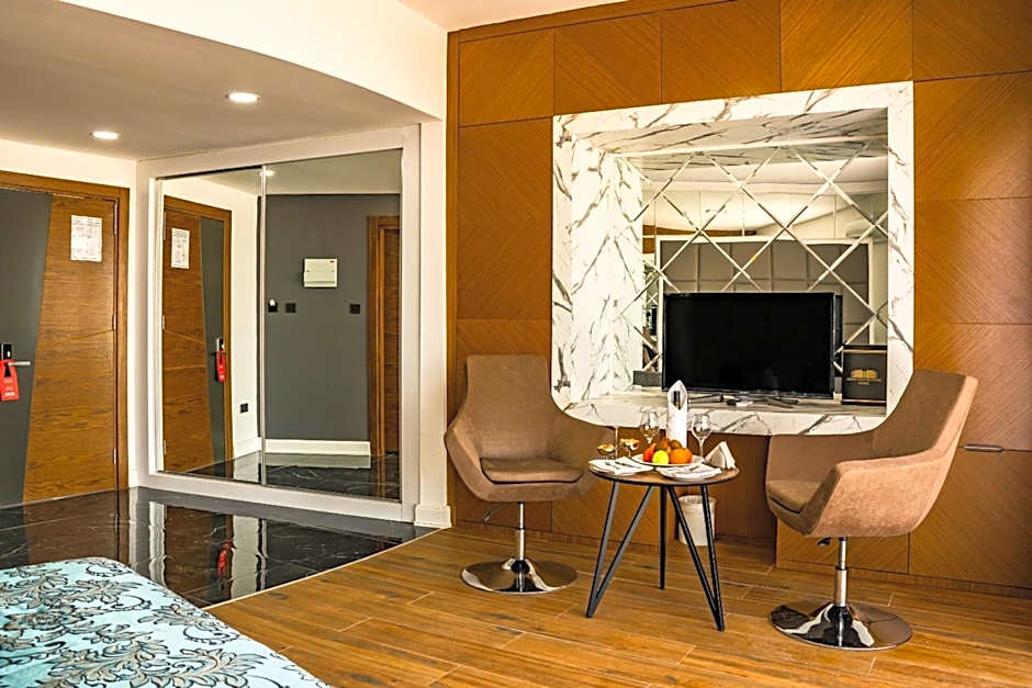 Novel Centre Point Hotel