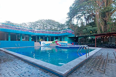 RedDoorz @ Boondocks Cabins Resort