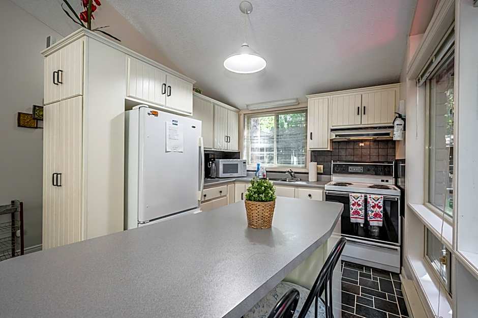 Evergreen Escape - Tobermory Chalet & Sauna