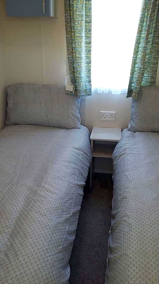 KINGDOM HOLIDAY PARK - Parrot