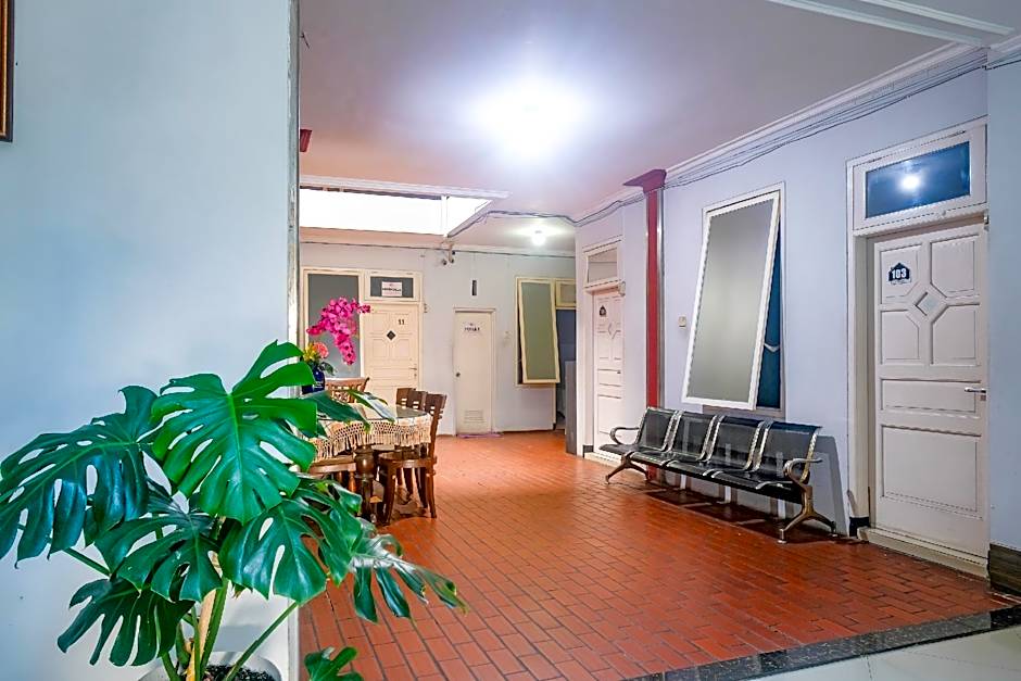 RedDoorz near Batik Tulis Celaket 2