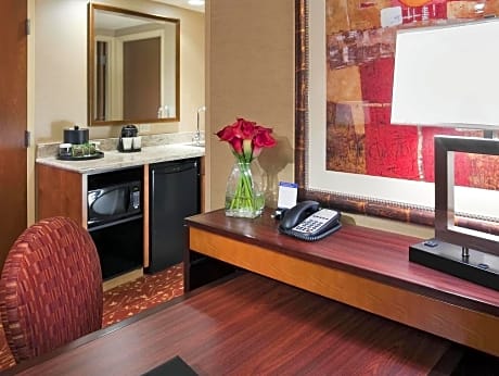 2 Queen Prem Suite Mobility/Hearing Accessible Tub