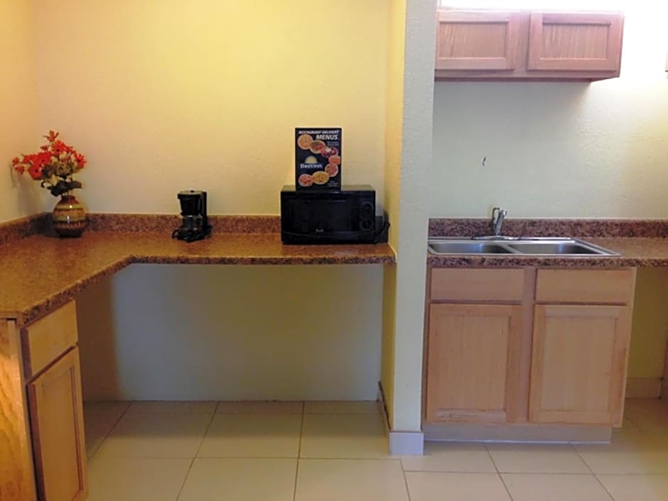 Days Inn by Wyndham Irving Grapevine DFW Airport North