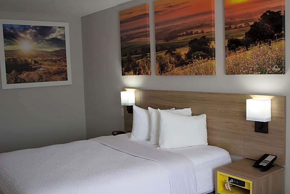 Days Inn by Wyndham Colby