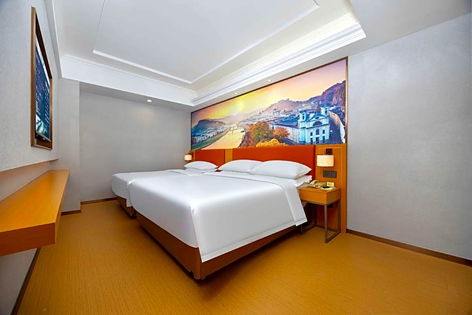 Vienna Hotel Tianjin West Station Changhong Park Metro Station