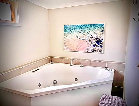 Churchill's B&B twin spa getaway Studio