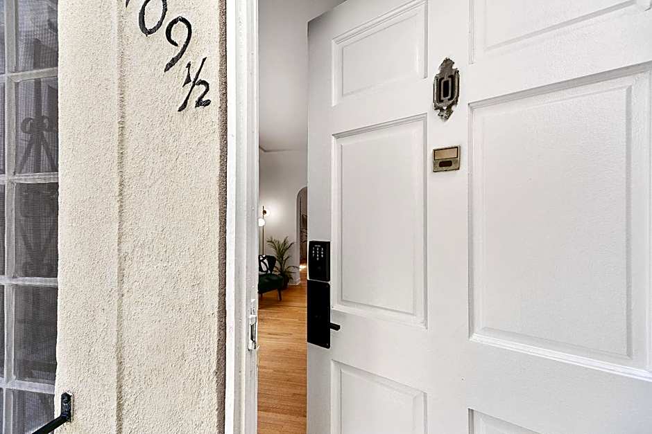 Cozy Retreat near Beverly Hills Parking, Laundry, Parking