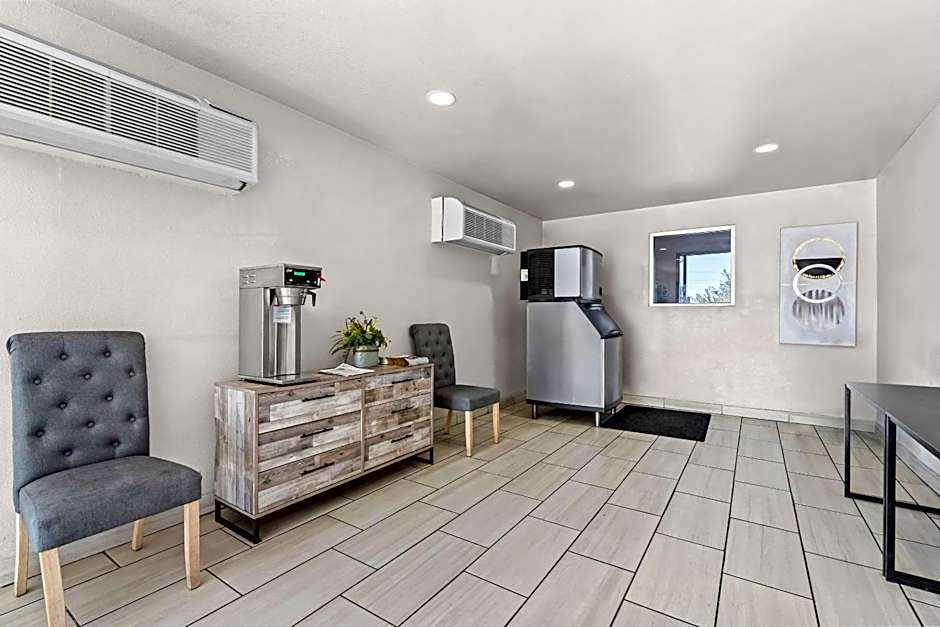 Econo Lodge Stockton near I-5 Fairgrounds