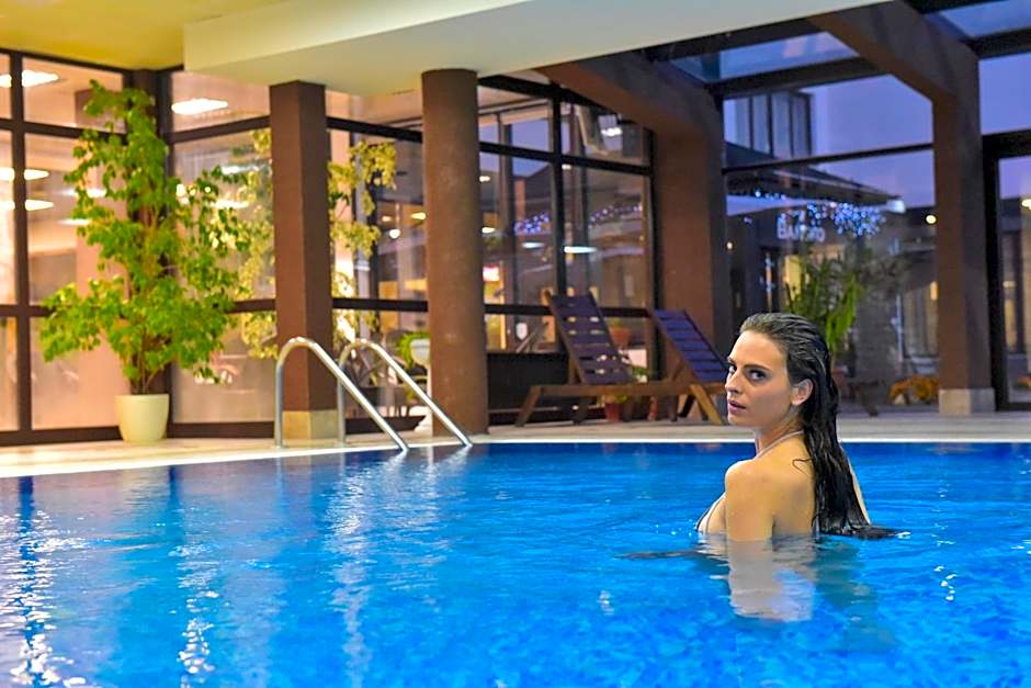 Royal Bansko - Family Apart Hotel With All Inclusive Light or HB&Drinks and Hot Pool & Jacuzzis