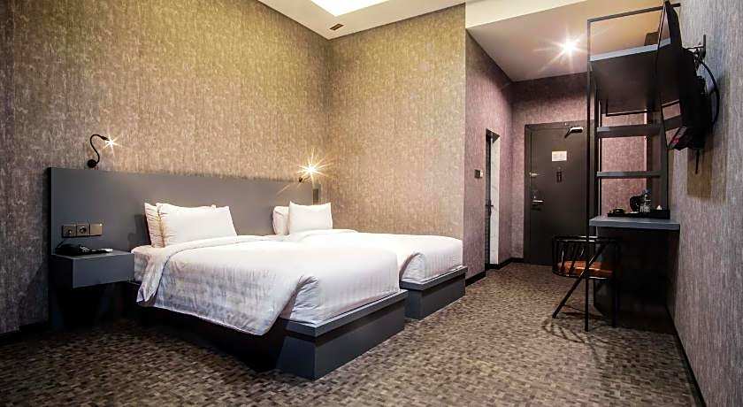 Fhandika Boutique Inc.